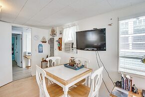 Quaint Avalon Cottage < Half-mi to Beaches!