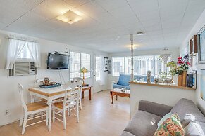 Quaint Avalon Cottage < Half-mi to Beaches!