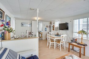 Quaint Avalon Cottage < Half-mi to Beaches!