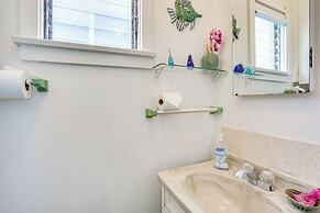 Quaint Avalon Cottage < Half-mi to Beaches!