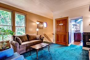 'astoria Painted Lady' Historic Apt w/ River View!