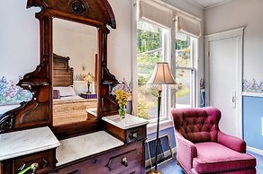 'astoria Painted Lady' Historic Apt w/ River View!