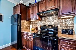 'astoria Painted Lady' Historic Apt w/ River View!