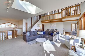 Private Beach & Deck: Spacious Lake Michigan Home