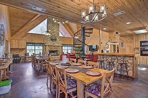 Groesbeck 'lodge on the River': Hot Tub & Fire Pit