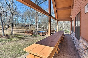 Groesbeck 'lodge on the River': Hot Tub & Fire Pit