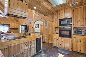 Groesbeck 'lodge on the River': Hot Tub & Fire Pit