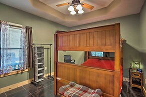 Groesbeck 'lodge on the River': Hot Tub & Fire Pit