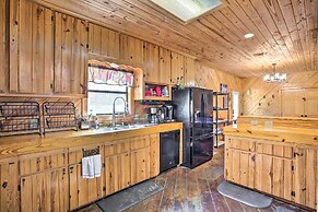 Groesbeck 'lodge on the River': Hot Tub & Fire Pit