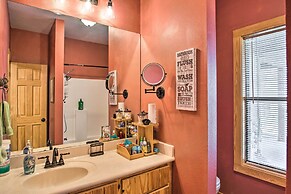 Groesbeck 'lodge on the River': Hot Tub & Fire Pit