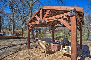 Groesbeck 'lodge on the River': Hot Tub & Fire Pit