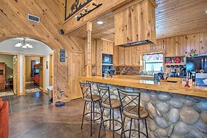 Groesbeck 'lodge on the River': Hot Tub & Fire Pit