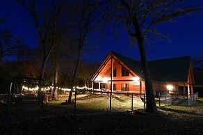 Groesbeck 'lodge on the River': Hot Tub & Fire Pit