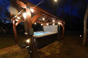 Groesbeck 'lodge on the River': Hot Tub & Fire Pit