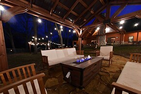 Groesbeck 'lodge on the River': Hot Tub & Fire Pit