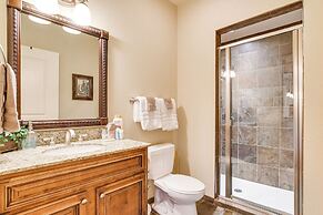 Branson Condo w/ Pool Access & Views, 3 Mi Dtwn!