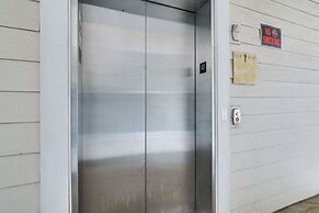 Branson Condo w/ Pool Access & Views, 3 Mi Dtwn!