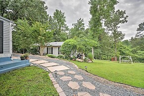 Rustic Chic Home ~1 Mi to Dtwn Hot Springs!