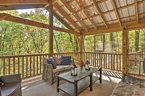 1 Mi to Town: Chalet-style Highlands Retreat