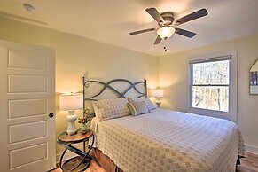 1 Mi to Town: Chalet-style Highlands Retreat