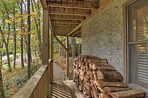 1 Mi to Town: Chalet-style Highlands Retreat