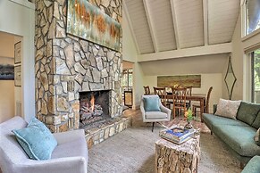 1 Mi to Town: Chalet-style Highlands Retreat