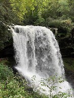 1 Mi to Town: Chalet-style Highlands Retreat