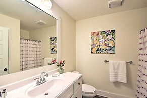 1 Mi to Town: Chalet-style Highlands Retreat