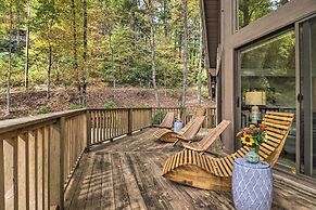 1 Mi to Town: Chalet-style Highlands Retreat