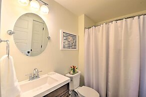 1 Mi to Town: Chalet-style Highlands Retreat