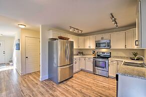 1 Mi to Town: Chalet-style Highlands Retreat