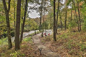 1 Mi to Town: Chalet-style Highlands Retreat