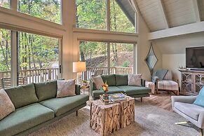 1 Mi to Town: Chalet-style Highlands Retreat