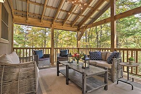 1 Mi to Town: Chalet-style Highlands Retreat