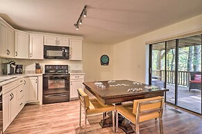 1 Mi to Town: Chalet-style Highlands Retreat