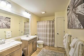 1 Mi to Town: Chalet-style Highlands Retreat