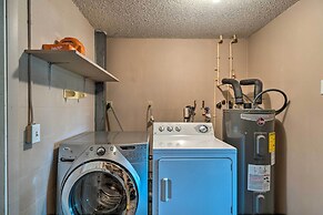 Bright Venice Home w/ Yard < 4 Miles to Beach!