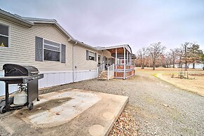 Eufaula Escape w/ Deck - Steps to Lake!