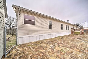 Eufaula Escape w/ Deck - Steps to Lake!