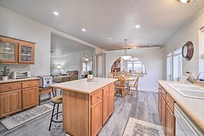 Eufaula Escape w/ Deck - Steps to Lake!