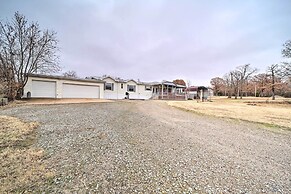 Eufaula Escape w/ Deck - Steps to Lake!