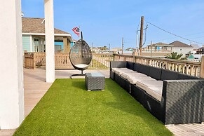 Walk to Beach: Chic Crystal Beach Escape w/ Deck!