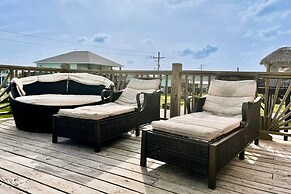 Walk to Beach: Chic Crystal Beach Escape w/ Deck!