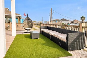 Walk to Beach: Chic Crystal Beach Escape w/ Deck!