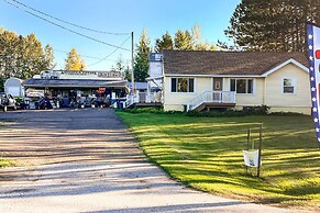 Cozy Getaway: 5 Miles to Duluth & Lake Superior!