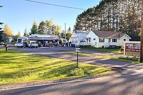 Cozy Getaway: 5 Miles to Duluth & Lake Superior!