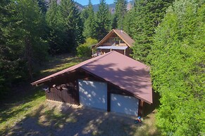 Cozy Easton Cabin w/ Wenatchee Nat'l Forest Views!