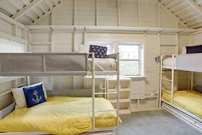 Spacious Lakeside Cottage - 2 Miles to Marblehead!