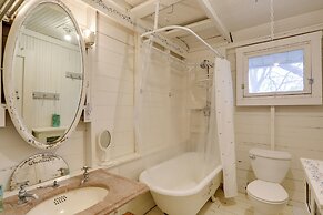 Spacious Lakeside Cottage - 2 Miles to Marblehead!