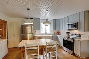 Spacious Lakeside Cottage - 2 Miles to Marblehead!